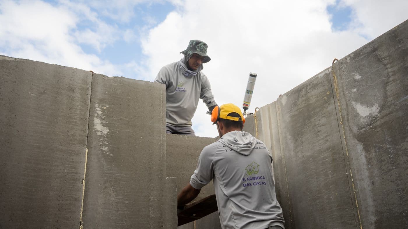 Equipe AFDC aplica selante na junta vertical entre dois painéis.