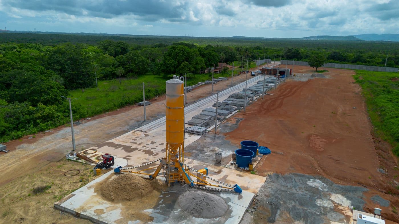 Vista aérea da fábrica AFDC: silo, área de cura e pátio de produção.