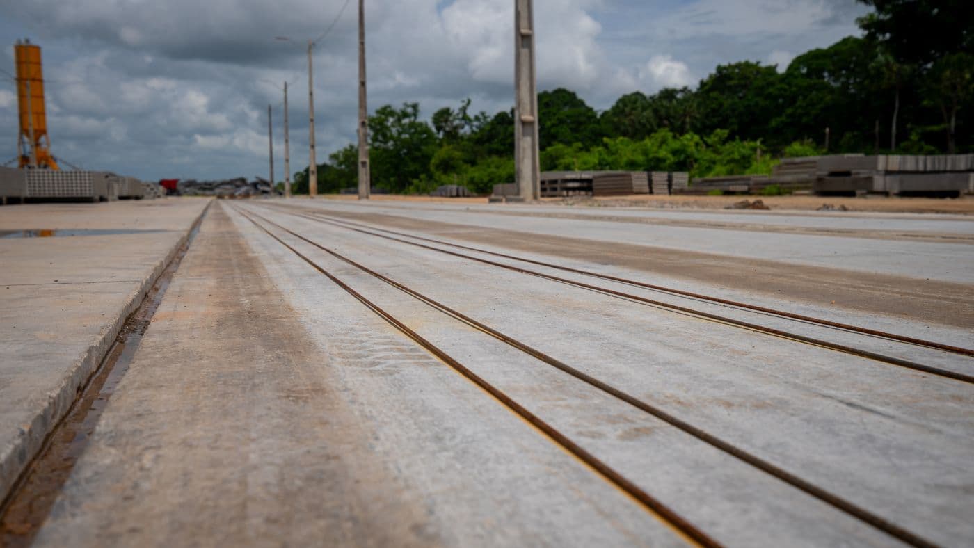 Pista de protensão com cabos de aço paralelos na cama de concreto.